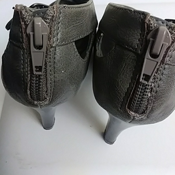 ❤HP❤ EUC Strappy Crisscross Open Toed Booties - Picture 2 of 5